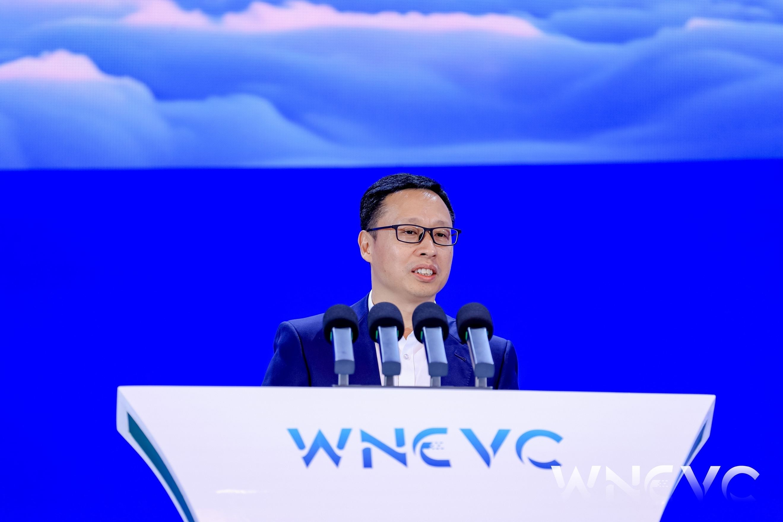 华为靳玉志：乾��智驾已合作28款车型，搭载量突破100万辆