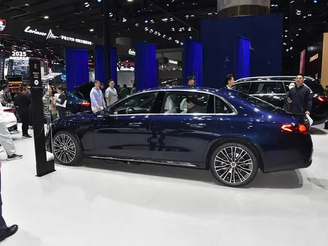 奔驰E级终于忍不住了！最高优惠13万，网友：真急了